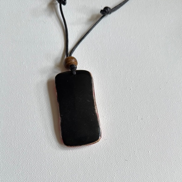 Decouture Elegant Red Patterned Pendant Necklace - Picture 6 of 9